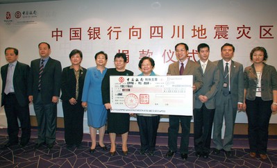 2008年5月14日上午，張燕玲副行長(zhǎng)將一張面額1,000萬的現(xiàn)金支票交到了中國紅十字會(huì)總會(huì)彭珮云會(huì)長(zhǎng)手中，代表中國銀行向汶川地震受災(zāi)地區(qū)人民捐款。