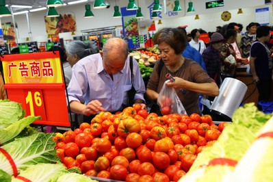 沃爾瑪云南普洱縣全新門店開業(yè)當(dāng)日，顧客在選購優(yōu)質(zhì)低價(jià)的生鮮商品