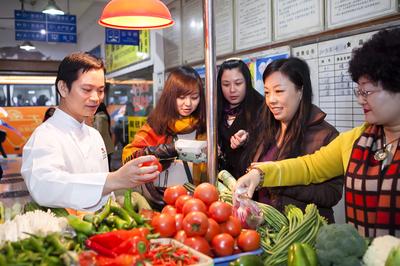 媒體嘉賓與廣州海航威斯汀中餐行政總廚吳天榮一同前往集市，親自挑選“活力食品”食材