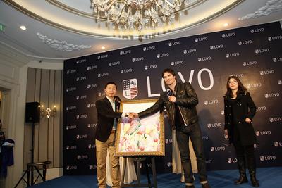 IAN與羅萊家紡副總裁揭幕LOVO2014年春夏新款手繪稿，并在畫稿上留下親筆簽名